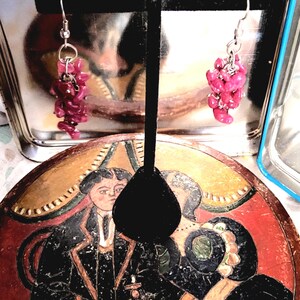 Vintage Natural Ruby Gemstone Rough Chip Cluster Silver Dangle Drop Earrings.