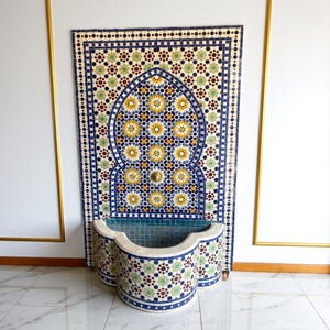 Fuente de pared de mosaico rústico personalizable: Fuente de agua de mediados de siglo en verde beige para interior y exterior, ideal para su jardín o patio.