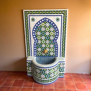 Fuente de pared de mosaico rústico personalizable: fuente de agua de mediados de siglo en verde azulado para interior y exterior, ideal para su jardín o patio.
