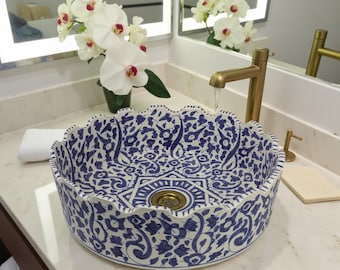 Lavabo marroquí de cerámica festoneada azul, hecho a mano – Lavabo Andaluz con estampado floral y desagüe de latón