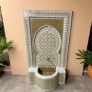 Fuente de pared de mosaico rústico personalizable: fuente de agua verde de mediados de siglo para interior y exterior, ideal para su jardín o patio.