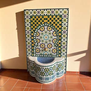 Fuente de pared de mosaico rústico personalizable: fuente de agua de mediados de siglo en verde amarillento para interior y exterior, ideal para su jardín o patio.