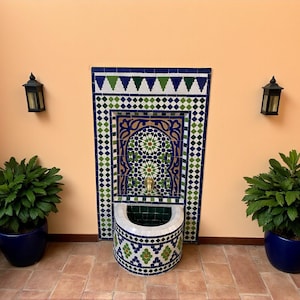 Fuente de pared de mosaico rústico personalizable: fuente de agua de mediados de siglo en azul y verde para interior y exterior, ideal para su jardín o patio.