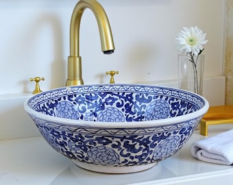 Lavabo de cerámica marroquí hecho a mano, pintado en azul y blanco.