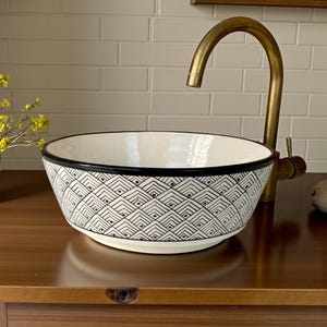 Lavabo marroquí blanco y negro hecho a mano: lavabo geométrico de cerámica
