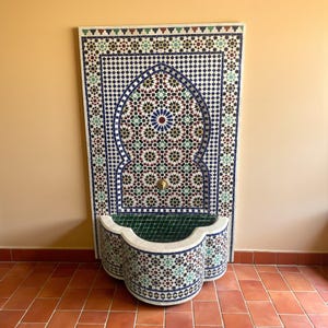 Fuente de pared de mosaico rústico personalizable: fuente de agua de mediados de siglo en azul y verde para interior y exterior, ideal para su jardín o patio.