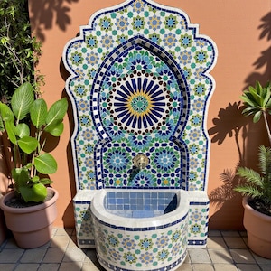 Fuente marroquí Zellige hecha a mano en azul, verde y blanco – Fuente de pared para interior y exterior con caño de latón