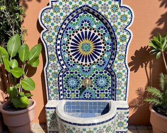 Fuente marroquí Zellige hecha a mano en azul, verde y blanco – Fuente de pared para interior y exterior con caño de latón