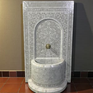 Fuente de pared de mosaico Zellige hecha a mano – Fuente de agua marroquí blanca y beige para interior/exterior