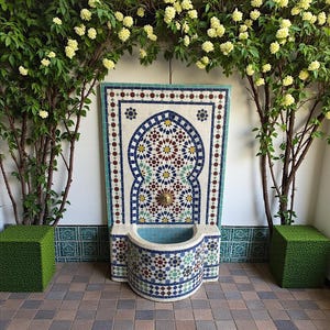 Fuente de mosaico marroquí verde: fuente de jardín hecha a mano con azulejos zellige y caño de latón. Decoración colorida para patios exteriores. imagen 1