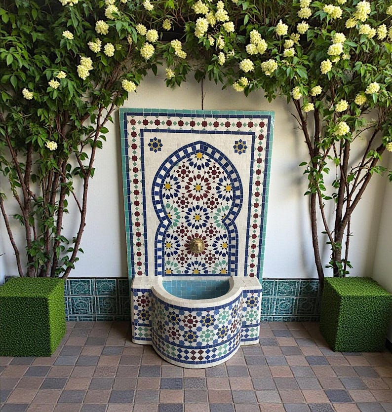 Fuente de mosaico marroquí verde: fuente de jardín hecha a mano con azulejos zellige y caño de latón. Decoración colorida para patios exteriores. imagen 1