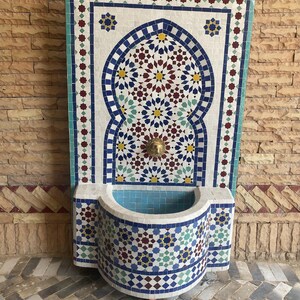 Puede incluir: Un letrero de madera hecho a mano con el texto "Welcome" en una fuente juguetona. El letrero presenta un fondo blanco desgastado y un marco de madera te&ntilde;ida oscura. Un elemento floral decorativo est&aacute; presente.