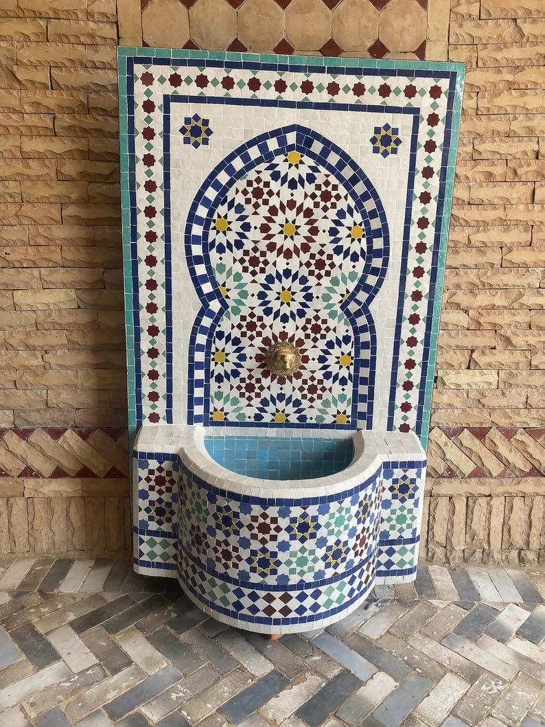 Puede incluir: Un letrero de madera hecho a mano con el texto "Welcome" en una fuente juguetona. El letrero presenta un fondo blanco desgastado y un marco de madera te&ntilde;ida oscura. Un elemento floral decorativo est&aacute; presente.