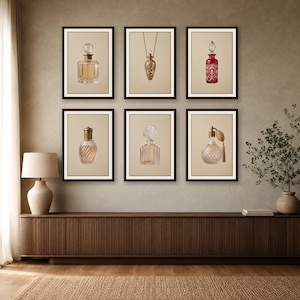Pode incluir: Um conjunto de seis quadros de arte de parede com ilustrações de frascos de perfume vintage. Cada impressão exibe um design de frasco de vidro distinto, incluindo estilos de vidro transparente, âmbar, vermelho e texturizado.