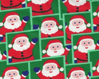 Puede incluir: Tela verde con un patrón repetido de figuras de Papá Noel. Cada Papá Noel lleva un traje rojo con barba blanca y cinturón negro. Saluda con la mano derecha y tiene un ribete blanco en su gorro.