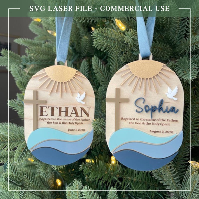 Puede incluir: Dos adornos de bautizo de madera con los nombres "Ethan" y "Sophia". Cada adorno presenta una cruz, una paloma y un dise&ntilde;o de sol. El texto dice "Bautizado en el nombre del Padre, del Hijo y del Esp&iacute;ritu Santo". Cuelgan de cintas azules.