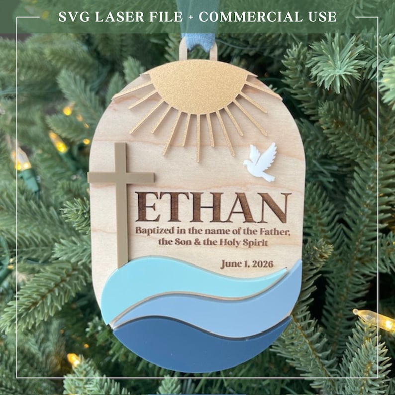 Puede incluir: Adorno de madera con el nombre "ETHAN" y el texto "Bautizado en el nombre del Padre, del Hijo y del Esp&iacute;ritu Santo 1 de junio de 2026." Presenta una cruz, una paloma y un dise&ntilde;o de sol. Incluye el texto "SVG LASER FILE + COMMERCIAL USE."