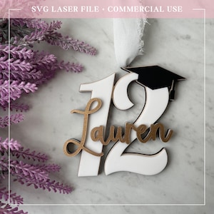 Ornamento de formatura 12ª série, arquivo SVG cortado a laser, nome personalizado, lembrança da turma de 2025, etiqueta de presente em camadas de madeira e acrílico, download digital