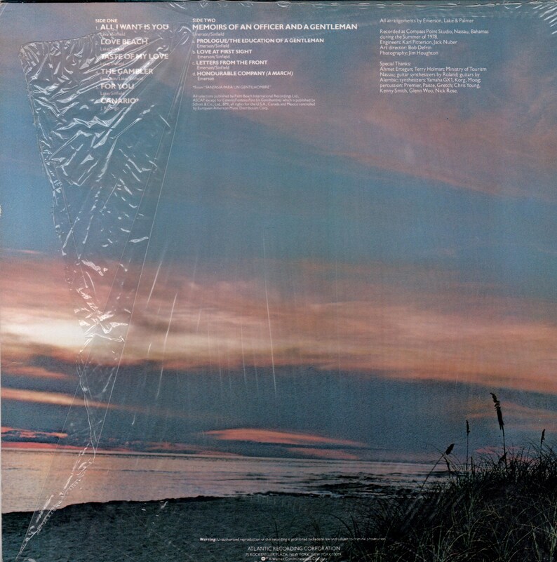 K&ouml;nnte beinhalten: Die R&uuml;ckseite einer Schallplatte mit einem Sonnenuntergang &uuml;ber dem Meer. Die Platte tr&auml;gt den Titel "Memoirs of an Officer and a Gentleman" von der Band "The Gambler". Die Trackliste umfasst "All I Want Is You", "Love Beach", "Mist of My Love", "The Gambler", "For You", "Prologue: The Education of a Gentleman", "Love at First Sight", "Letters from the Front" und "Honorable Company (A March)".