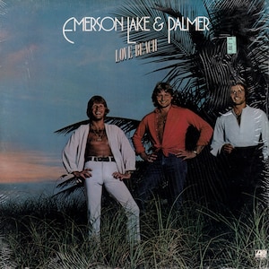 K&ouml;nnte beinhalten: Ein Vintage-Vinyl-Plattencover mit einer Band namens Emerson, Lake & Palmer. Das Albumcover zeigt drei M&auml;nner, die vor einer Palme und einer Strandszene stehen. Der Albumtitel lautet "Love Beach".