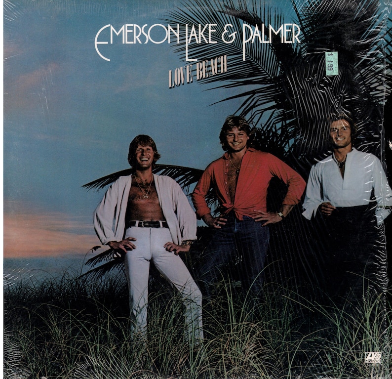 K&ouml;nnte beinhalten: Ein Vintage-Vinyl-Plattencover mit einer Band namens Emerson, Lake & Palmer. Das Albumcover zeigt drei M&auml;nner, die vor einer Palme und einer Strandszene stehen. Der Albumtitel lautet "Love Beach".