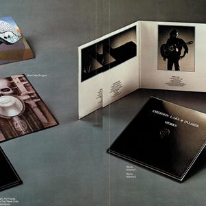 K&ouml;nnte beinhalten: Eine Sammlung von Schallplatten-Albumcovern der Band Emerson, Lake & Palmer. Die Cover sind eine Mischung aus Schwarzwei&szlig;- und Farbfotos und Illustrationen. Der Text auf den Covern lautet "Emerson Lake & Palmer" und "On Atlantic Records and Tapes".