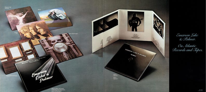 K&ouml;nnte beinhalten: Eine Sammlung von Schallplatten-Albumcovern der Band Emerson, Lake & Palmer. Die Cover sind eine Mischung aus Schwarzwei&szlig;- und Farbfotos und Illustrationen. Der Text auf den Covern lautet "Emerson Lake & Palmer" und "On Atlantic Records and Tapes".
