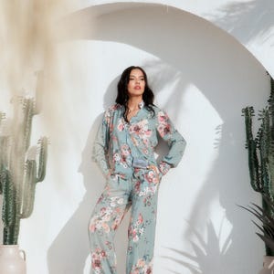 Floral loungebroekpak – 2-delige set met zachte, relaxte pasvorm voor dames – romantische minimalistische loungekleding – klaar voor cadeaus – lanceringsaanbieding