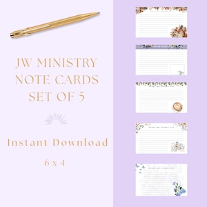 Puede incluir: Un juego de cinco tarjetas de notas JW Ministry con diseños florales y de café. Las tarjetas están rayadas y miden 15,24 x 10,16 cm. Un bolígrafo dorado descansa sobre las tarjetas. Se muestran las palabras "JW Ministry Note Cards Set of 5".