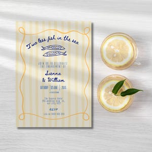 Può includere: Annuncio di fidanzamento con sfondo a righe gialle e bordo decorativo. Il testo recita "I wa less fish in the sea" con illustrazioni di pesci. Include i nomi Sienna & William, la data e il luogo. Due bicchieri di limonata con fette di limone.