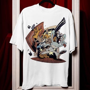 Può includere: T-shirt bianca con un'illustrazione a cartoni animati di Sam & Max, un duo cane e coniglio, in una scena d'azione. L'opera d'arte include una pistola grande e una porta rotta, con una combinazione di colori marrone e beige.