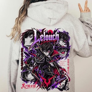 Puede incluir: Una sudadera con capucha de color gris claro que presenta un gráfico grande y colorido en la parte posterior. El diseño muestra varias ilustraciones de un personaje de anime con cabello oscuro y ojos rojos, acentos morados y negros y el texto Lelouch Lamperouge.