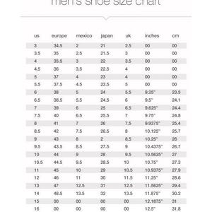 Może przedstawiać: Biały wykres zatytułowany "men's shoe size chart" z kolumnami dla US, Europa, Meksyk, Japonia, Wielka Brytania, cale i cm. Wykres zawiera przeliczenia rozmiar&oacute;w but&oacute;w, w tym centymetry.