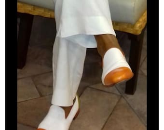 Ręcznie robione białe i brązowe skórzane mokasyny typu penny loafers: męskie buty wizytowe typu slip-on