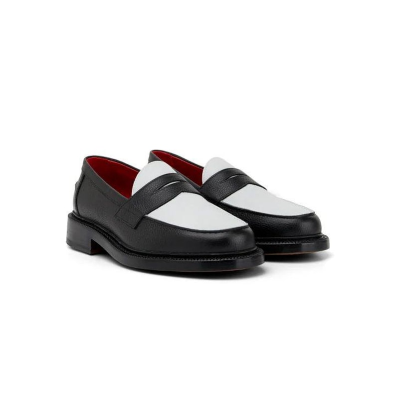 Może przedstawiać: Para czarno-białych sk&oacute;rzanych mokasyn&oacute;w penny. Buty mają czarną podeszwę i obcas, białą cholewkę i czarny pasek na g&oacute;rze. Wnętrze jest czerwone.