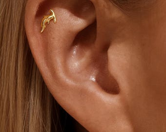 Pendiente de botón de cartílago de tiburón martillo chapado en oro en plata de ley 925 / Delicada joyería de inspiración animal