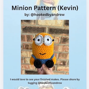 Puede incluir: Un personaje Minion de ganchillo amarillo llamado Kevin con dos ojos circulares blancos y grises, una boca negra cosida, un peto azul y pies negros. El texto dice Minion Pattern (Kevin) by: @hookedbyandrew y I would love to see your finished makes. Please share by tagging @hookedbyandrew.