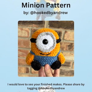 Puede incluir: Mu&ntilde;eco Minion tejido a ganchillo con cuerpo amarillo, peto azul y zapatos negros. El Minion tiene un ojo grande con borde gris y blanco y gafas negras. Se muestra el texto "Minion Pattern" y "by: @hookedbyandrew".