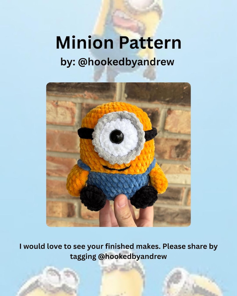 Puede incluir: Mu&ntilde;eco Minion tejido a ganchillo con cuerpo amarillo, peto azul y zapatos negros. El Minion tiene un ojo grande con borde gris y blanco y gafas negras. Se muestra el texto "Minion Pattern" y "by: @hookedbyandrew".