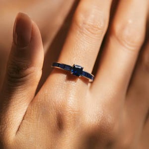 Vintage inspirierter Saphirblauer CZ Ring aus Sterling Silber, Marquise Ring, Zarter Saphir Ring