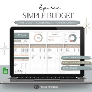 以下が含まれることがあります： ラップトップには「Equine Simple Budget」のスプレッドシートが表示されています。画面には、収入、請求書、支出の予算トラッカーが表示されています。画面のテキストには「Saving for new saddle?」と「Budget your horse expenses」が含まれています。