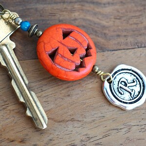 Llavero de Halloween, llavero de calabaza naranja, dije de calabaza tallada, monograma de letra inicial, regalo personalizado