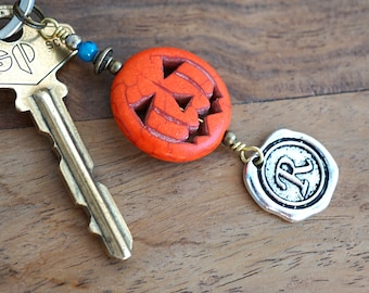 EN VACANCES, porte-clés Halloween, porte-clés citrouille orange, breloque citrouille sculptée, cadeau personnalisé monogramme lettre initiale