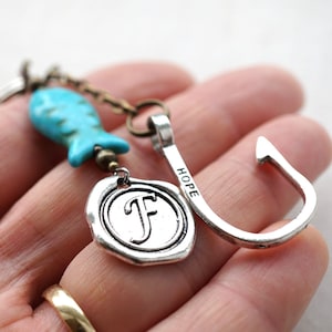IM URLAUB, gegangen Angeln personalisierte Schlüsselbund, Initiale Wachs Siegel Charm, weißer Stein oder blauer Türkis Fisch, Geschenk für Mann
