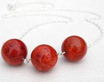 Collana di corallo rosso con catena in argento sterling per papà, collana moderna, minimalista e semplice con grandi perle di corallo spugnoso naturale.