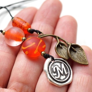 Pärlbesatt bokmärke initial personifiera bokmärke vaxsigill bokstav orange glas brons callalilja blomma personlig present