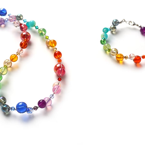 EN VACANCES, collier joyeux arc-en-ciel, perles mélangées colorées, grosses boules de verre, petits cristaux Swarovski, cadeau de fierté pour elle