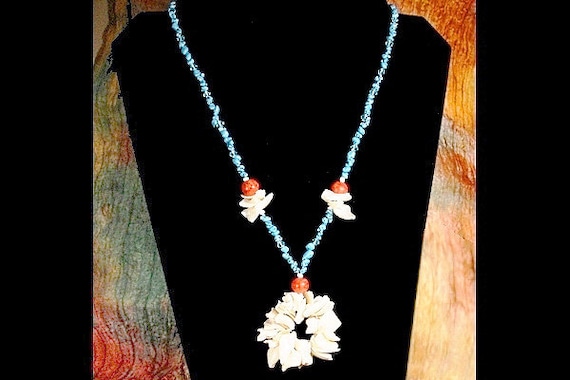 Collier corail blanc et pendentif coquillage