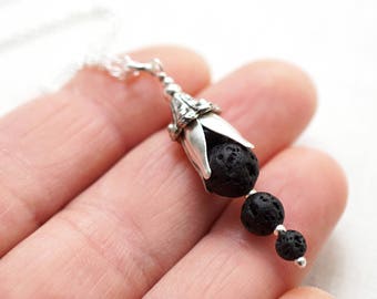 IN VACANZA, Collana in pietra grezza Collana con diffusore di olio essenziale di lava Pietra lavica nera Campana Fiore Aromaterapia Argento sterling