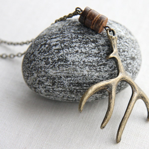 EN VACANCES, cadeau d'aventure, bijoux de cerf, collier en bois de wapiti, bijoux des bois, cadeau de chasse rustique en bronze antique pour homme chasseur